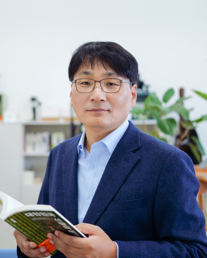 책을 들고 있는 남재작 사단법인 식량과기후 이사장